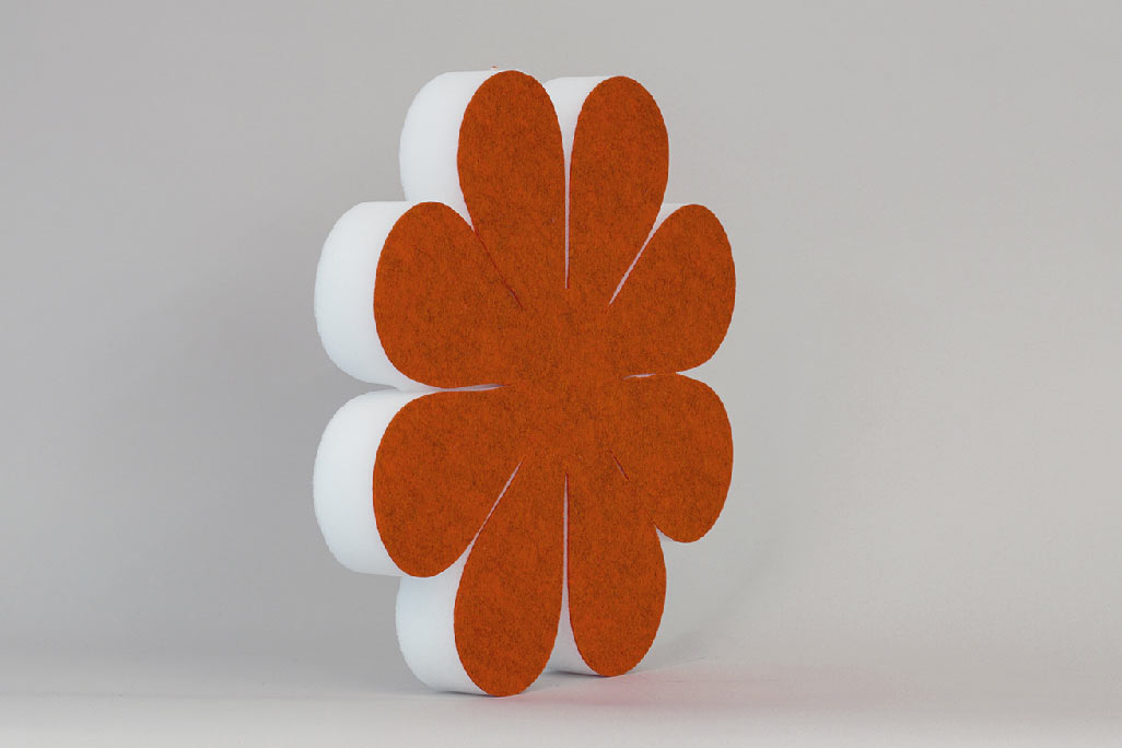 Schallabsorber in Form einer Blume (soni ELEMENT FLORA) in der Farbe Orange vor grauem Hintergrund diagonal fotografiert