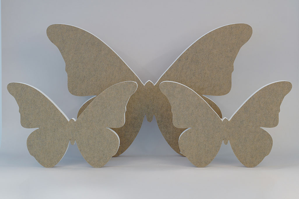 Sound absorber in the shape of a large and two small butterflies (soni ELEMENT Butterfly) in the color beige against a grey background