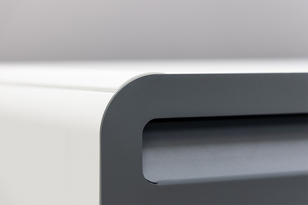 Detail einer abgerundeten Ecke einer Schallschutzhaube