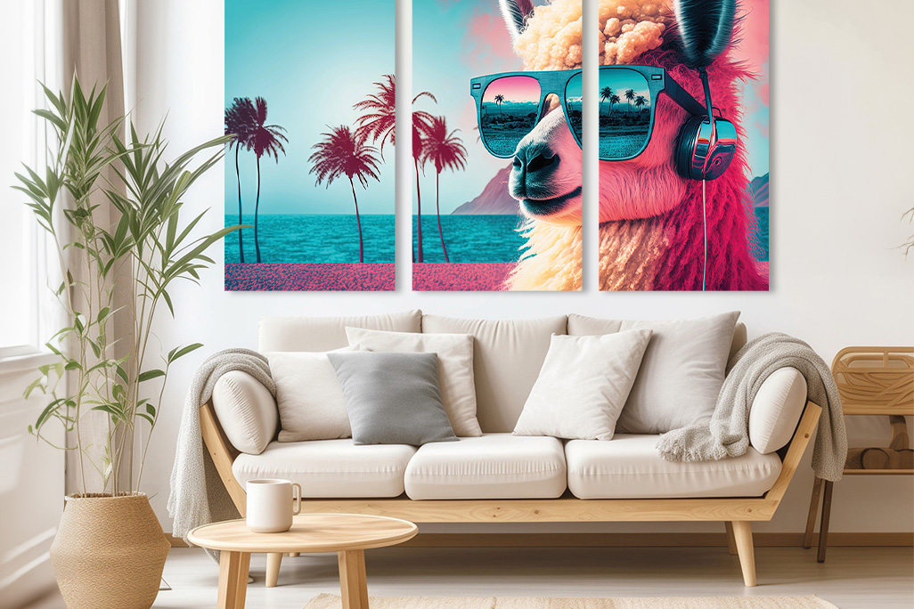 Heller freundlicher Wohnraum mit einem hellen Sofa mit beigen Polstern, dahinter an der Wand ist ein 3er Set unseres Akustikbildes soni PICTURE angebracht.
