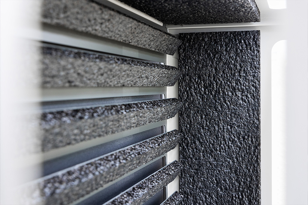 Innenansicht einer Schallschutzhaube mit schwarzen Schallschutzelementen