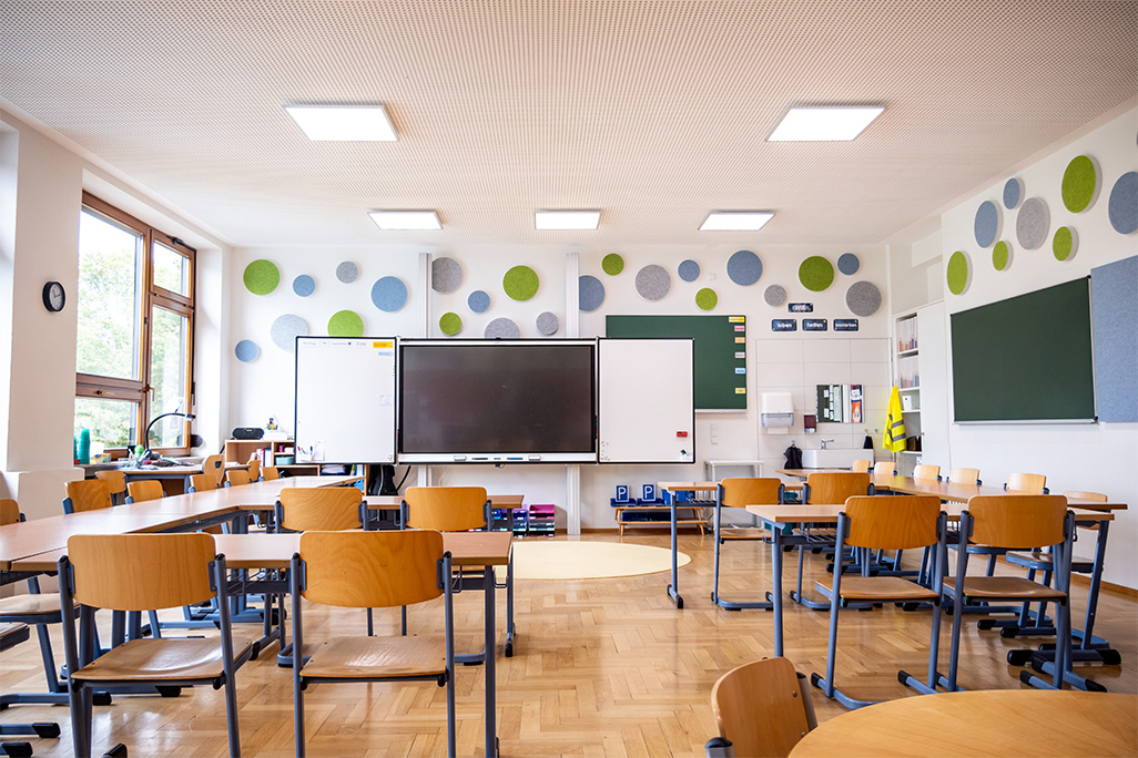 Leeres Klassenzimmer mit runden Schallabsorbern an der Wand