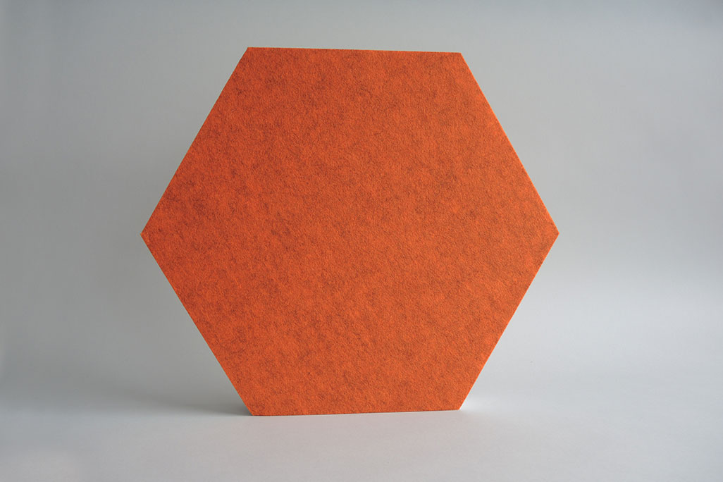 Wandabsorber in Form eines Hexagons (soni HEXAGON) in der Farbe Orange vor grauem Hintergrund