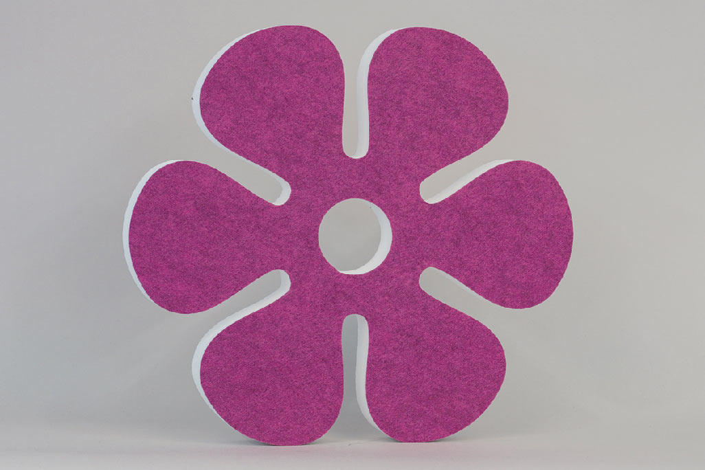 Schallabsorber in Form einer Blume (soni ELEMENT FLORA) in der Farbe Pink vor grauem Hintergrund
