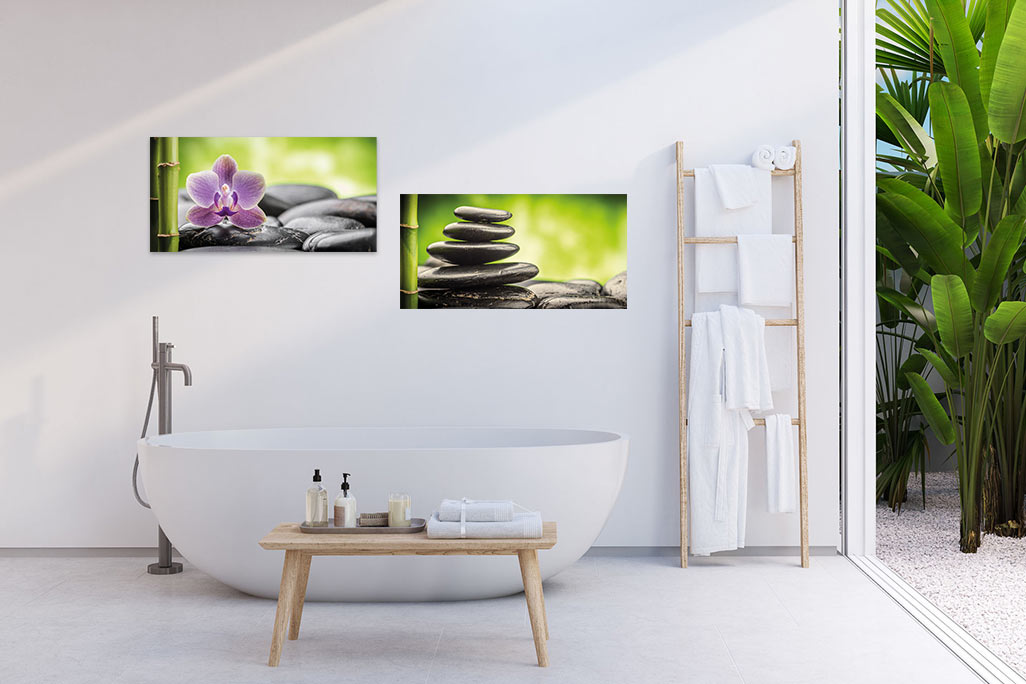 Helles Badezimmer mit einer weißen Badewanne und einer weißen Wand, an der zwei Akustikbilder sonif PICTURE angebracht sind.