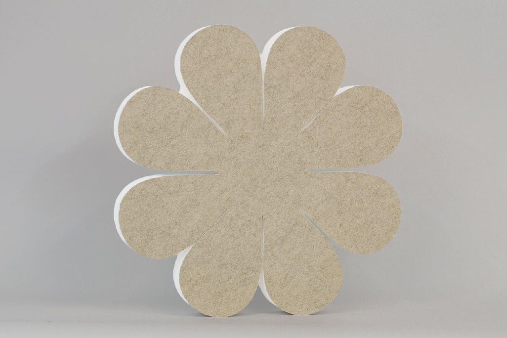 Schallabsorber in Form einer Blume (soni ELEMENT FLORA) in der Farbe Greige vor grauem Hintergrund frontal fotografiert