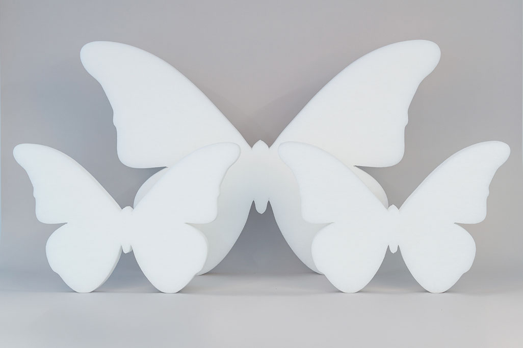 Absorbeur acoustique en forme d'un grand et de deux petits papillons (soni ELEMENT Butterfly) sur fond gris