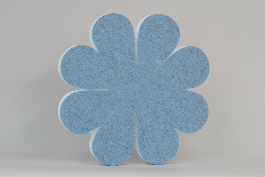 Schallabsorber in Form einer Blume (soni ELEMENT FLORA) in der Farbe Blau vor grauem Hintergrund