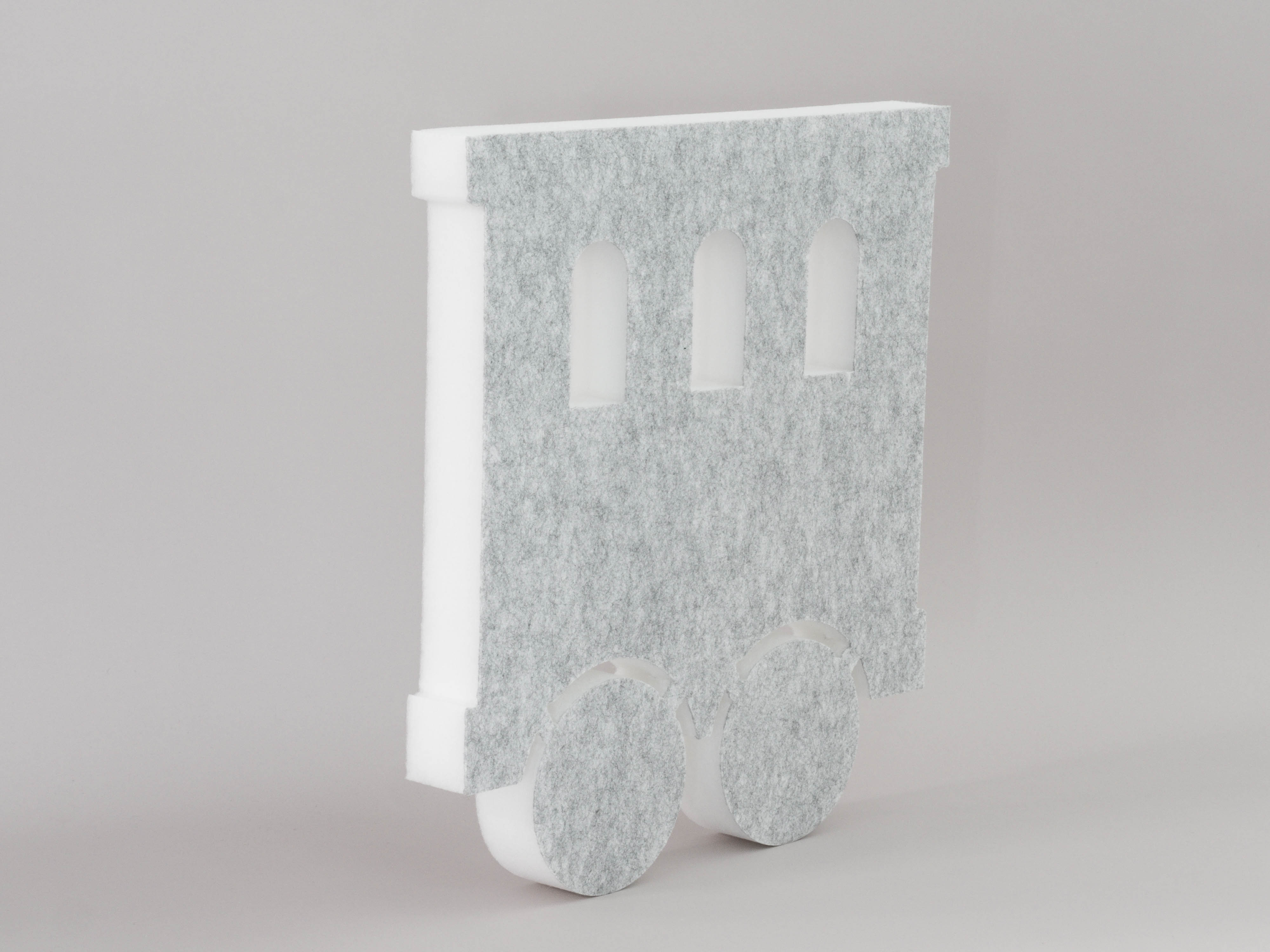 Absorbeur acoustique en forme de wagon (soni ELEMENT TRAIN) de couleur gris clair sur fond gris