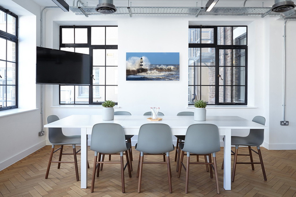 Moderner Konferenzraum mit Akustikbild an der Wand