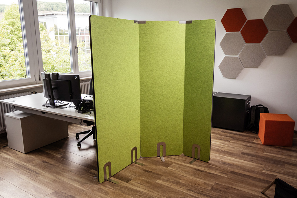 Grüne Stellwände in 3 Breiten in einem Büro