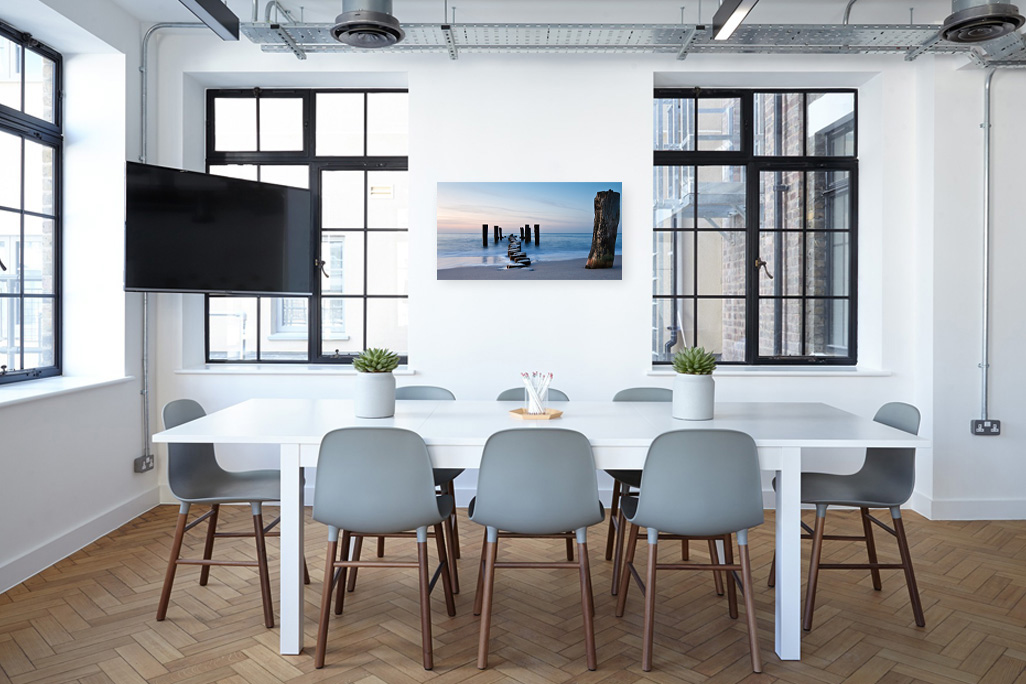 Moderner Konferenzraum mit Akustikbild an der Wand