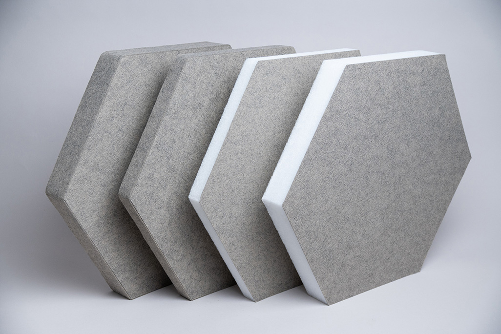 Beige sechseckige Schallabsorber in diversen dicken