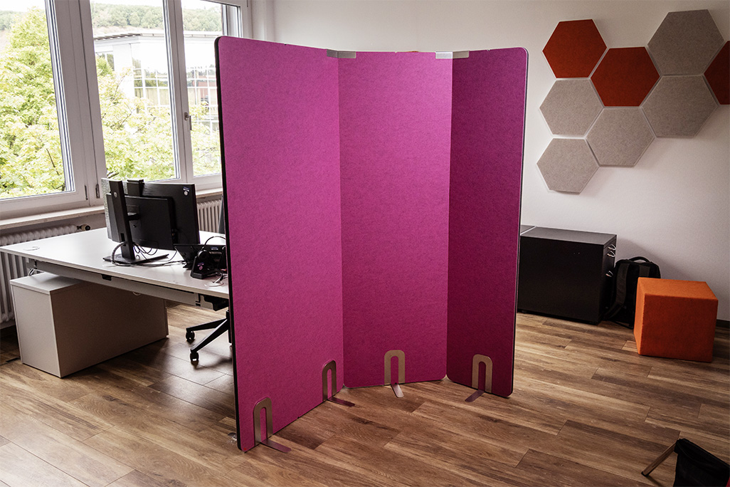 Pinke Stellwände in 3 Breiten in einem Büro