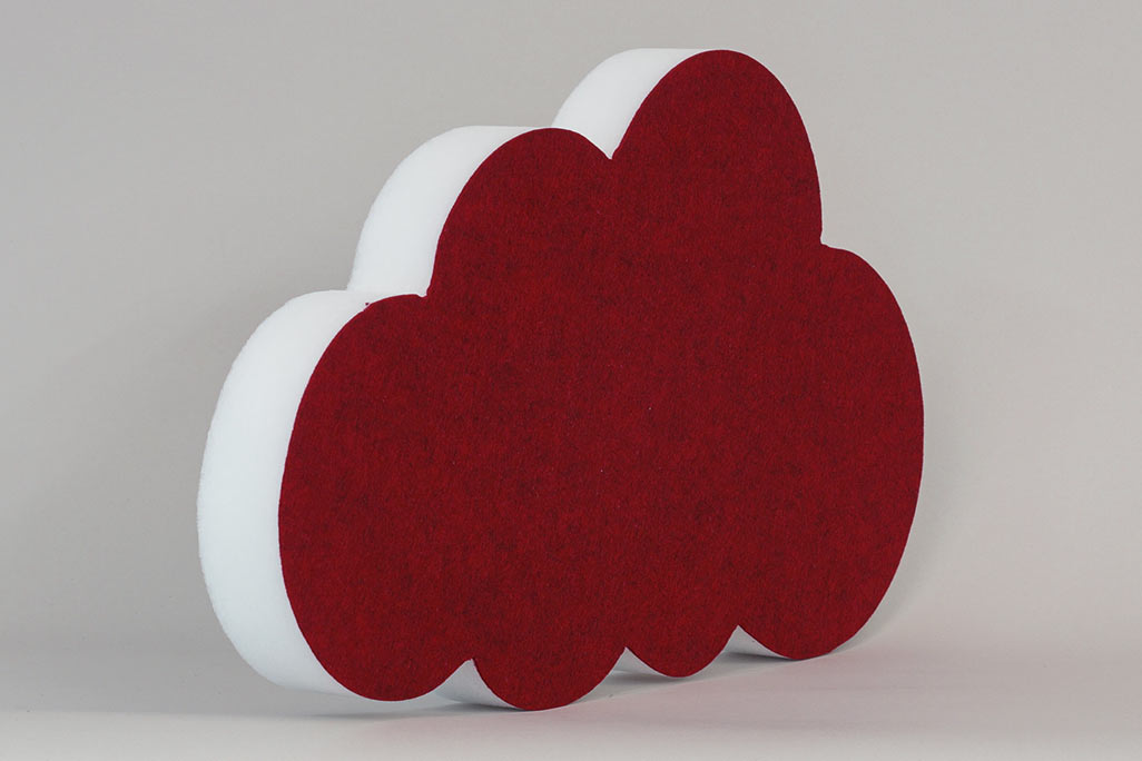 Schallabsorber in Form einer Wolke (soni ELEMENT CLOUD) in der Farbe Rot vor grauem Hintergrund diagonal fotografiert