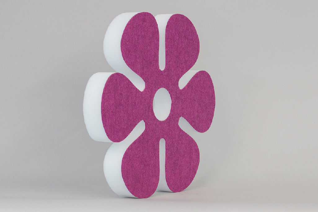 Schallabsorber in Form einer Blume (soni ELEMENT FLORA) in der Farbe Pink vor grauem Hintergrund diagonal fotografiert