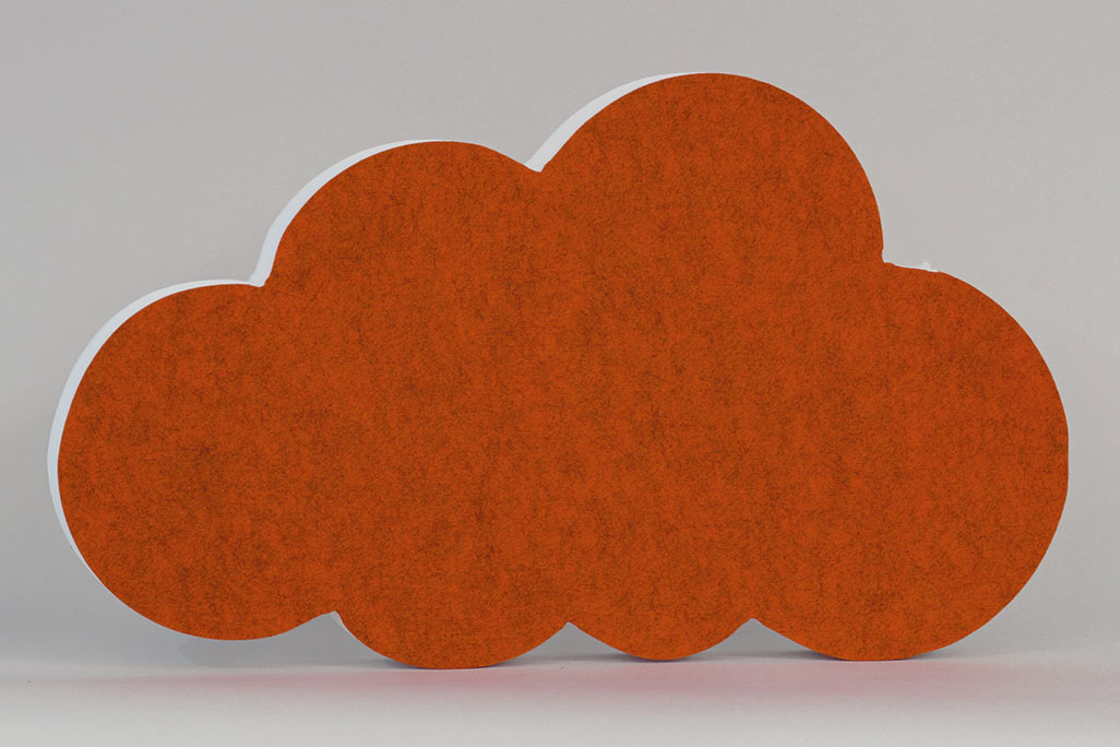 Schallabsorber in Form einer Wolke (soni ELEMENT CLOUD) in der Farbe Orange vor grauem Hintergrund