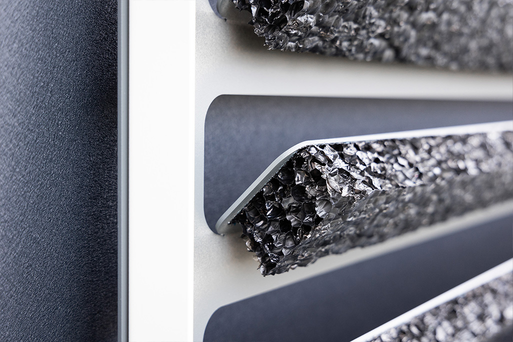 Innenansicht einer Schallschutzhaube mit schwarzen Schallschutzelementen