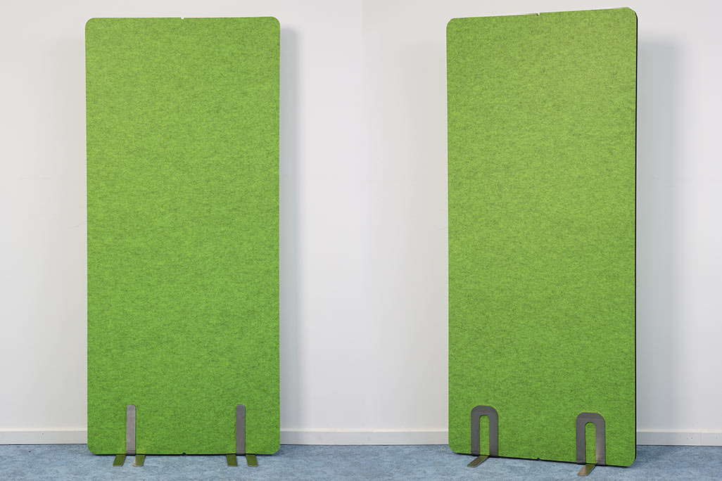 2 Stellwände von soniflex nebeneinander vor einer weißen Wand, Farbe Grün