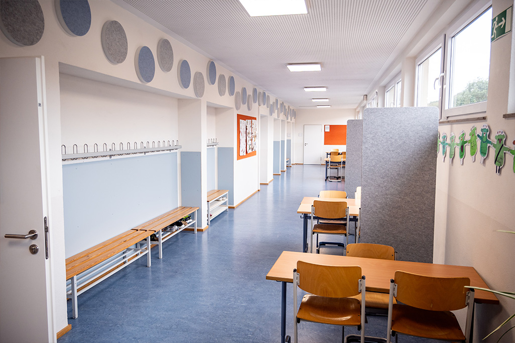 Ein leerer Flur mit runden Schallabsorbern an der Wand