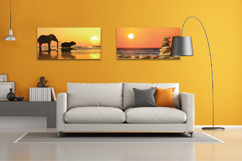 Modernes Wohnzimmer mit einer orangen gestrichenen Wand, davor ein helles Zweisitzer-Sofa mit schwarzer Stehlampe, an der Wand hängen zwei Akustikbilder soni PICTURE