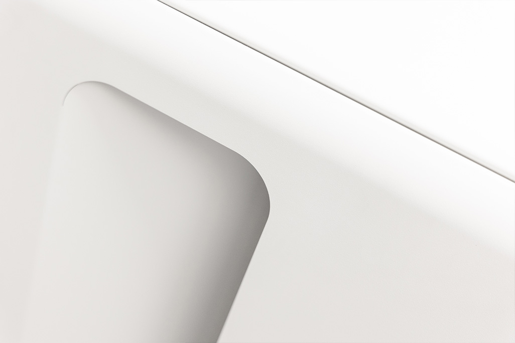 Detail einer weißen Seitenblende einer Schallschutzhaube