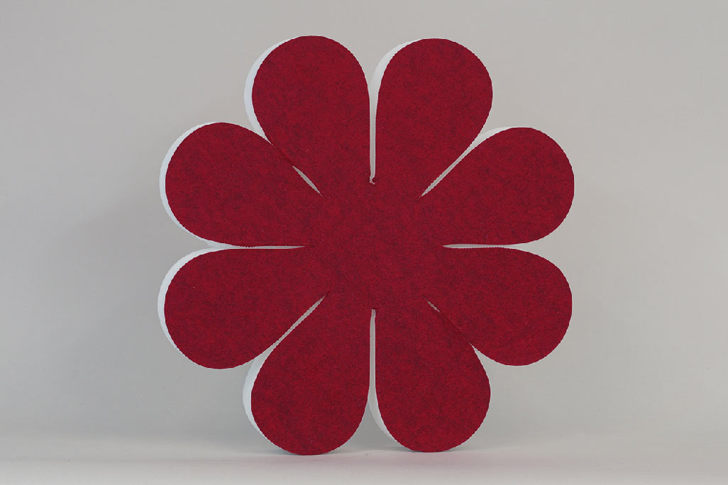 Schallabsorber in Form einer Blume (soni ELEMENT FLORA) in der Farbe Rot vor grauem Hintergrund