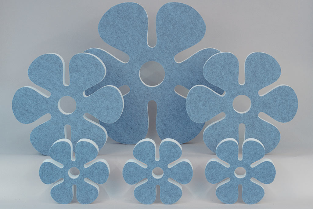 Absorbeur acoustique en forme de grandes et petites fleurs (soni ELEMENT FLORA) sur fond gris
