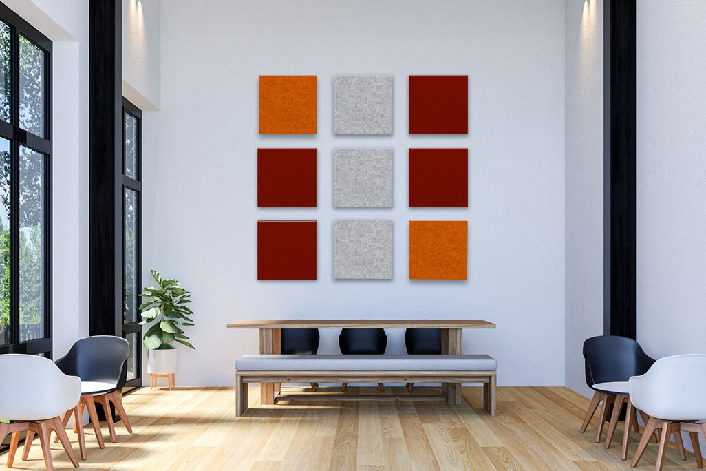 rote, orangene und hellgraue Deckeneinlager in einem Pausenraum an der Wand montiert