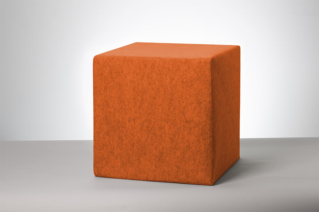 Cube de siège orange photographié sur fond blanc.