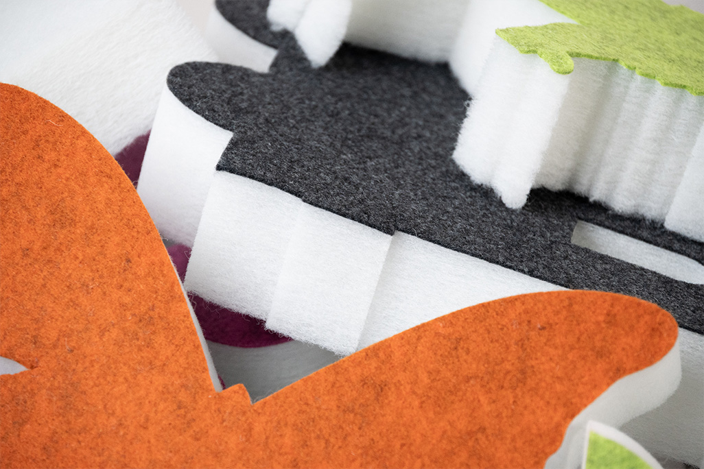bunte Mini-Vliesabsorber in verschiedenen Formen auf einem Haufen