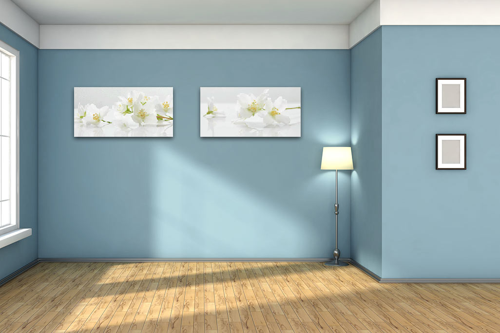 Gemütliches Zimmer mit bläulich gestrichener Wand und einer Stehlampe, an der Wand hängen farblich passende Akustikbilder soni PICTURE