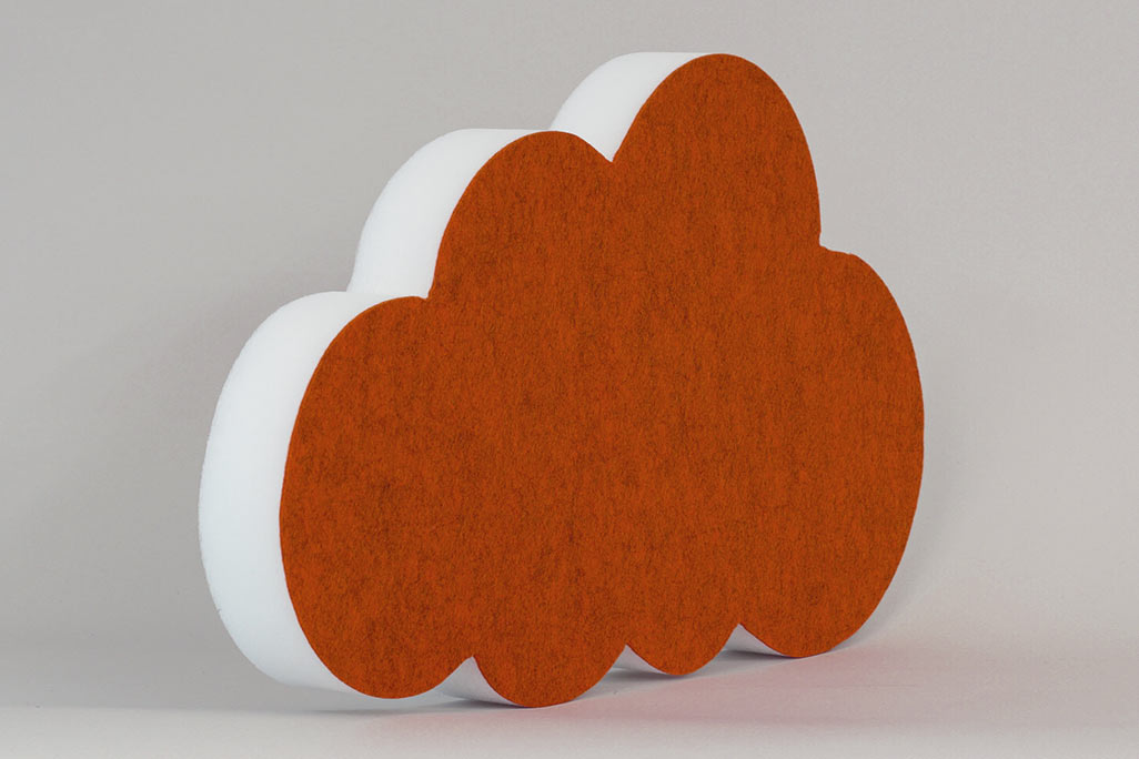 Schallabsorber in Form einer Wolke (soni ELEMENT CLOUD) in der Farbe Orange vor grauem Hintergrund diagonal fotografiert