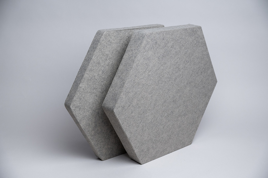 Beige, umklebte sechseckige Schallabsorber in dick und dünn