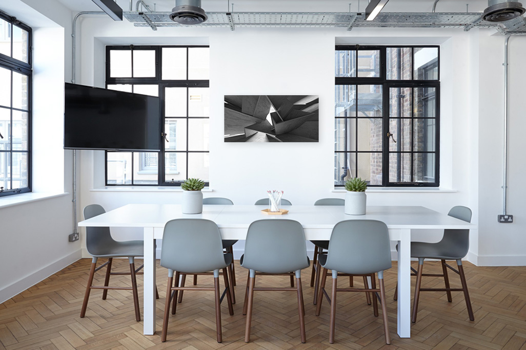 Modernes Esszimmer mit weißen Möbeln und schwarzen Sprossenfenstern, an der Wand hängt ein Akustikbild soni PICTURE