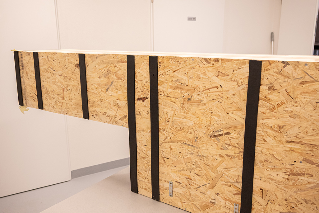 Rückseite eines Regals mit aufgeklebten Schaumstoffstreifen