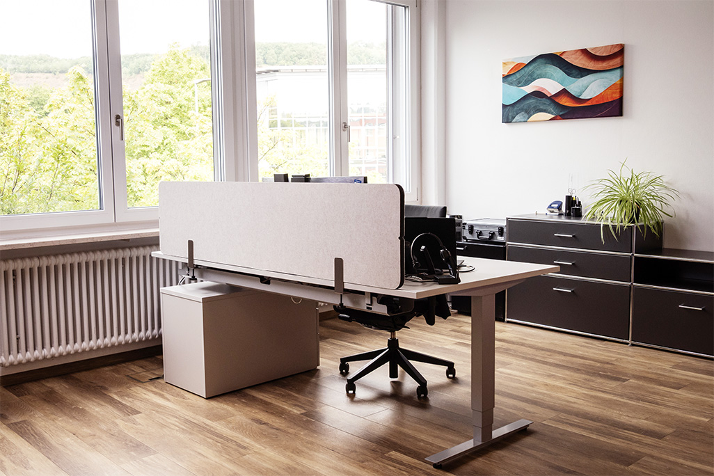 Greige Tischtrennwand in einem Büro auf dem Schreibtisch montiert