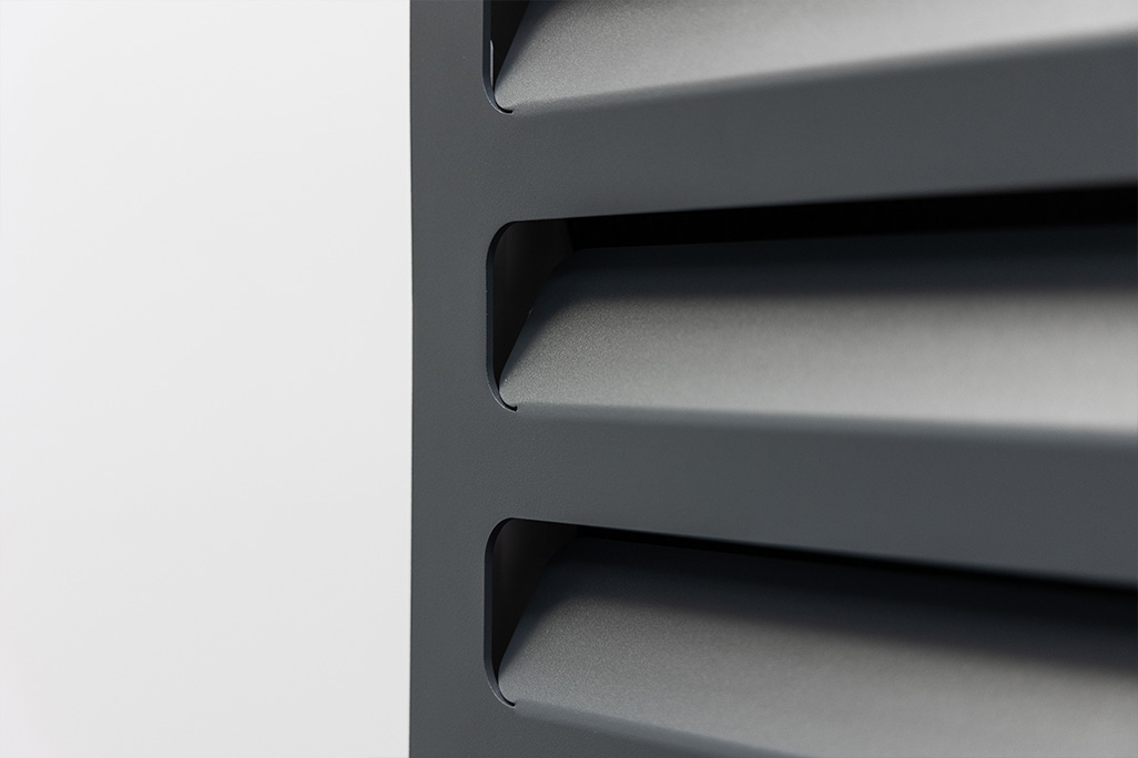 Detail einer Frontblende mit grauen Lüftungseinlässen