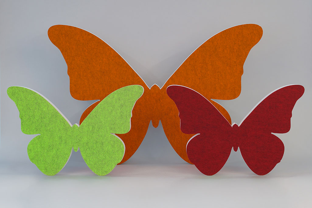 Sound absorber in the shape of a large and two small butterflies (soni ELEMENT Butterfly) in the colors orange, green and red against a grey background