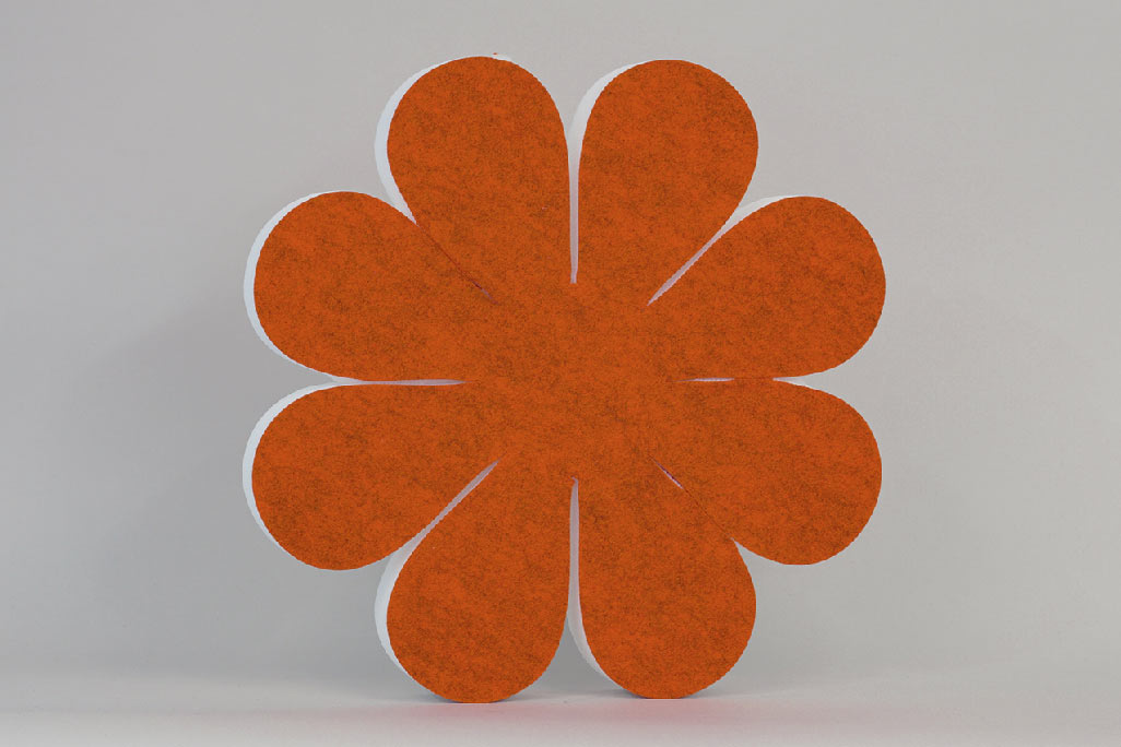 Schallabsorber in Form einer Blume (soni ELEMENT FLORA) in der Farbe Orange vor grauem Hintergrund