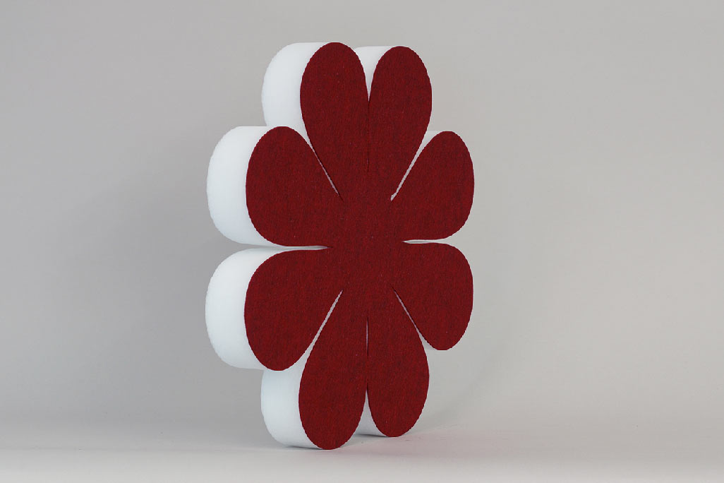 Schallabsorber in Form einer Blume (soni ELEMENT FLORA) in der Farbe Rot vor grauem Hintergrund diagonal fotografiert