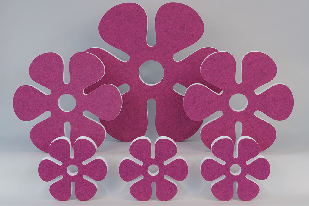 Schallabsorber in Form von großen und kleinen Blumen (soni ELEMENT FLORA) in der Farbe Pink vor grauem Hintergrund