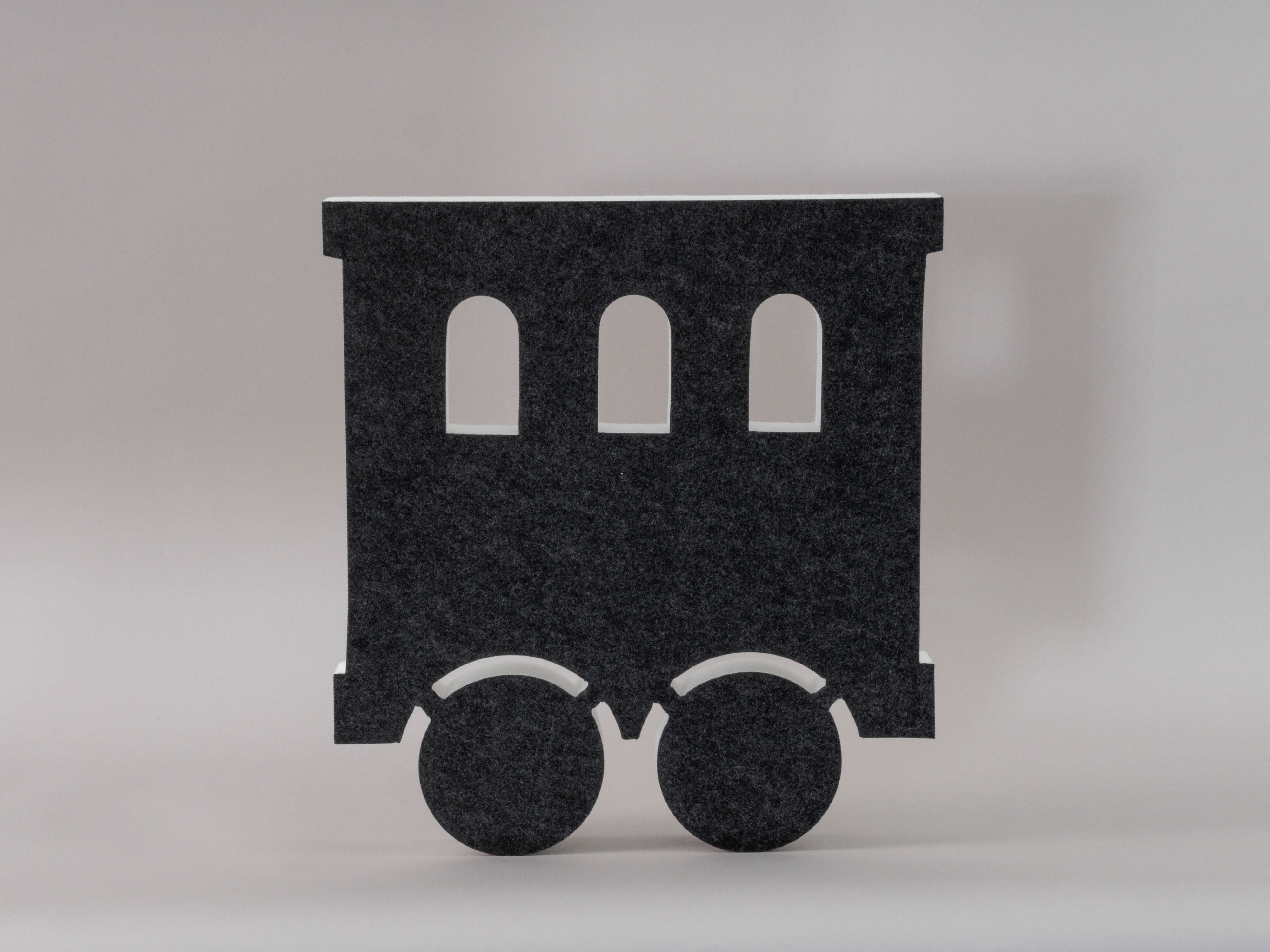 Schallabsorber in Form eines Waggons (soni ELEMENT TRAIN) in der Farbe Anthrazit vor grauem Hintergrund