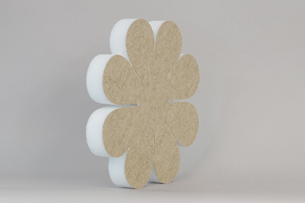 Schallabsorber in Form einer Blume (soni ELEMENT FLORA) in der Farbe Greige vor grauem Hintergrund diagonal fotografiert