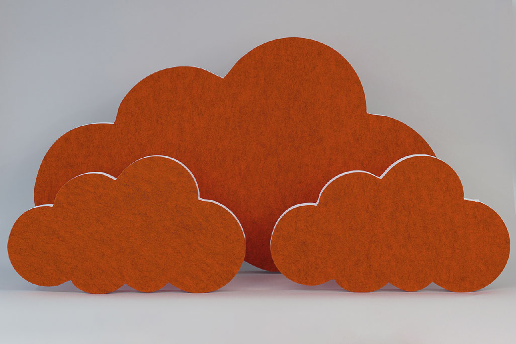 Schallabsorber in Form einer großen und zwei kleinen Wolken (soni ELEMENT CLOUD) in der Farbe Orange vor grauem Hintergrund
