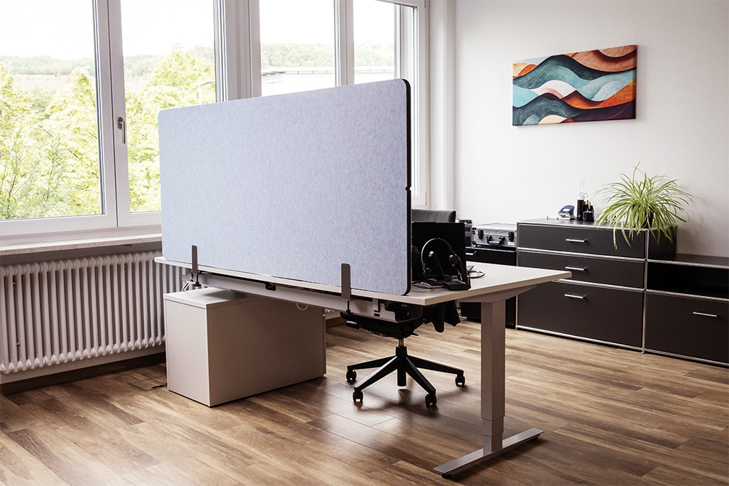 Blaue Tischtrennwand in einem Büro auf dem Schreibtisch montiert