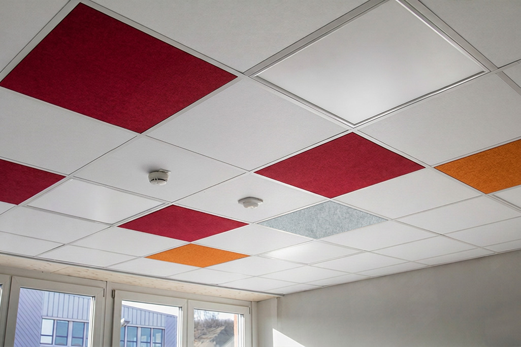 rote, orangene und hellgraue Deckeneinlager in einem Büro