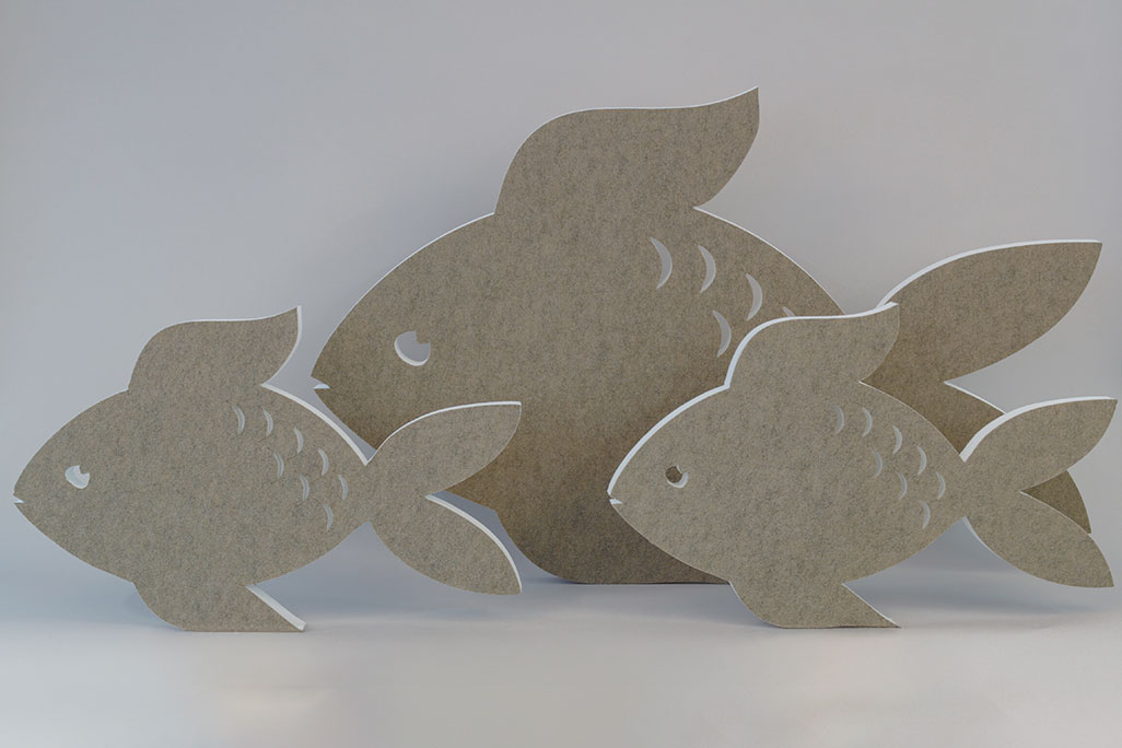 Sound absorber in the shape of a large and two small fish (soni ELEMENT FRED) in the color beige against a grey background