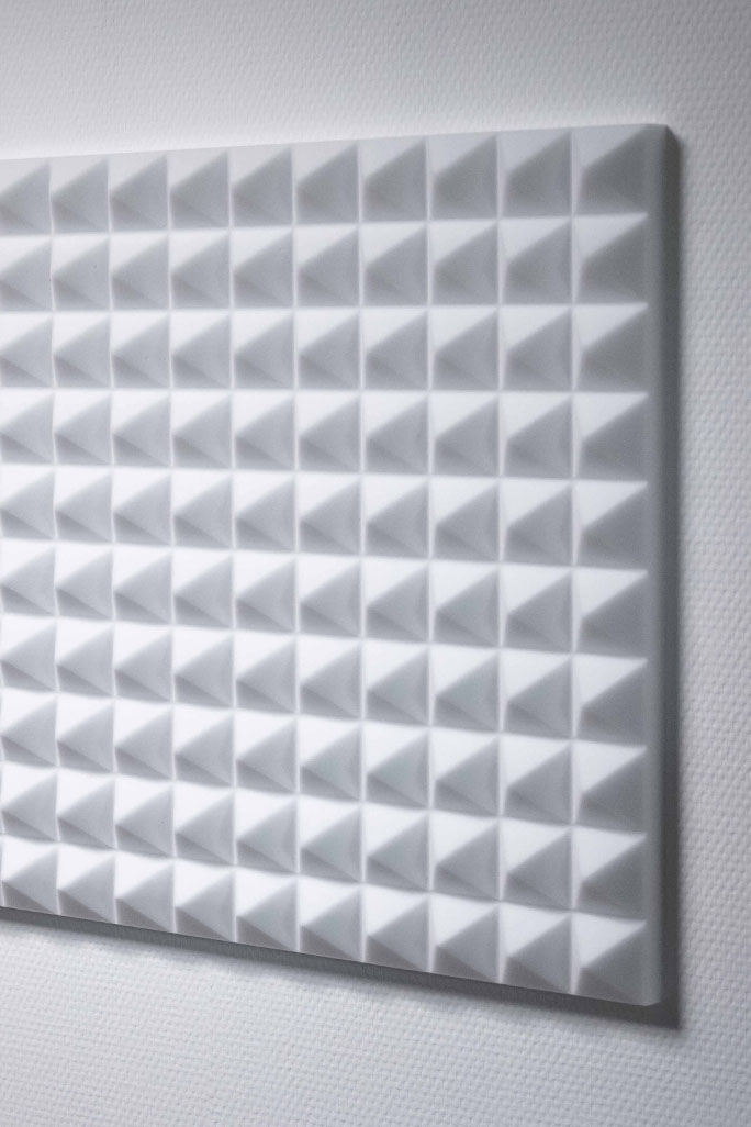 Pyramidenschaumstoff auf einer Wand
