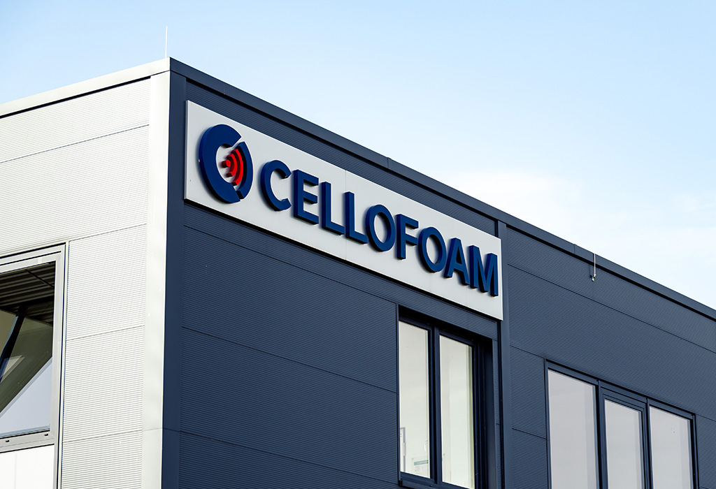 Cellofoam Schriftzug auf modernem grauem Gebäude